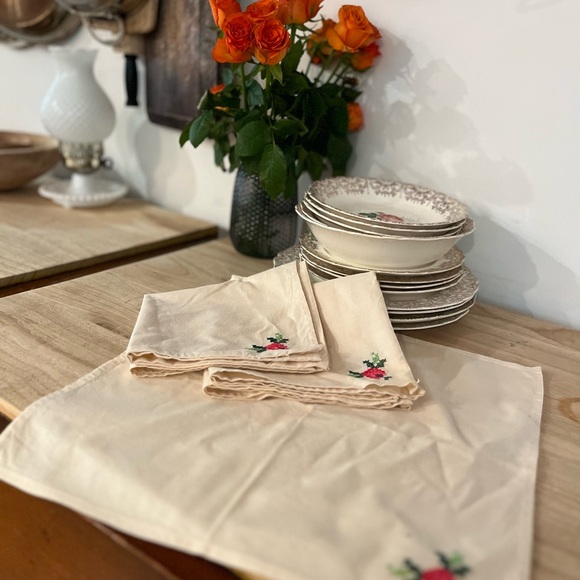 Vintage Set of 6 Embroidered Linen Napkins - Picture 9 of 14